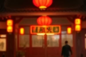 无灯观影间在全暗环境下仅保留幕布光源的画面